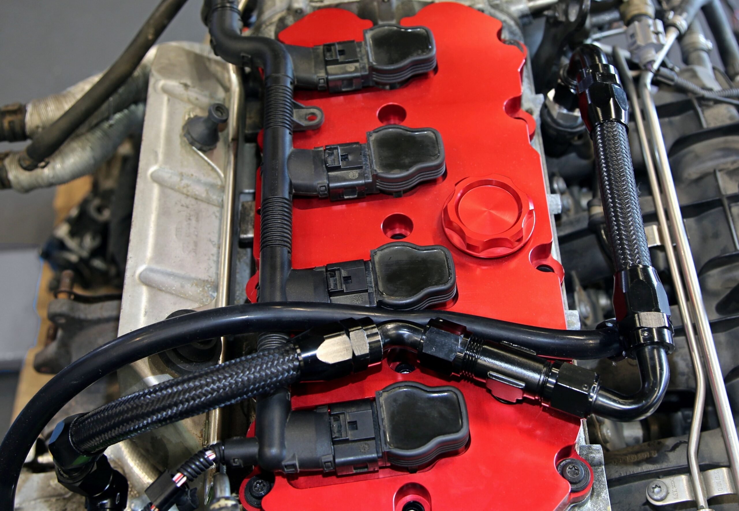 Alu gefräster Ventildeckel in silber mit KGE Kit passend für Audi / Seat / Skoda / VW der MQB-Plattform (EA113)