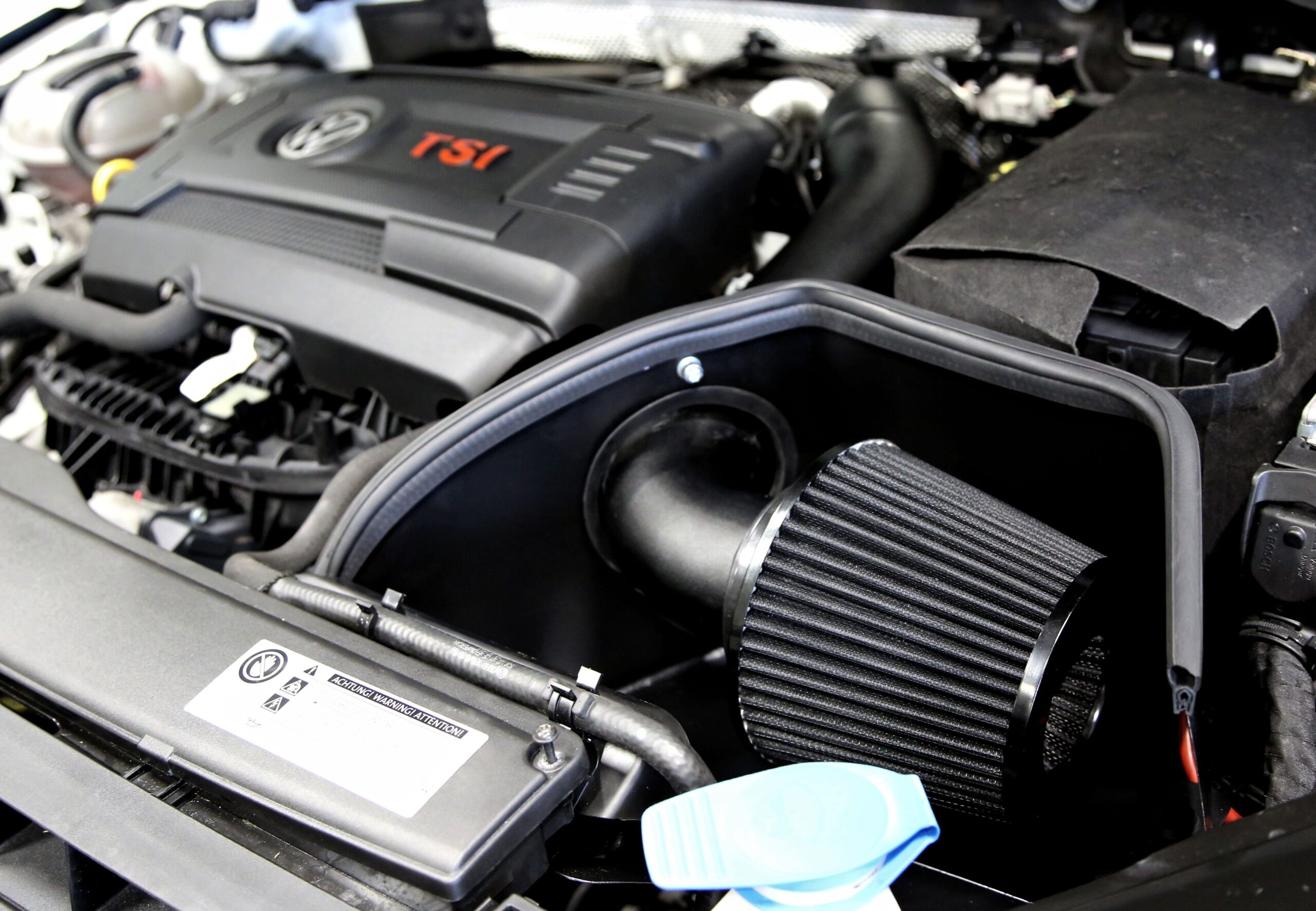 Ansaugrohr Kit schwarz / air intake kit / passend für Audi A3 (8V)/ Seat Leon (5F)/ Skoda Octavia (5E)/ VW Golf VII (AU) mit 1.8l TFSI / 2.0l TSI / TFSI Motoren / Modelle ab 2014