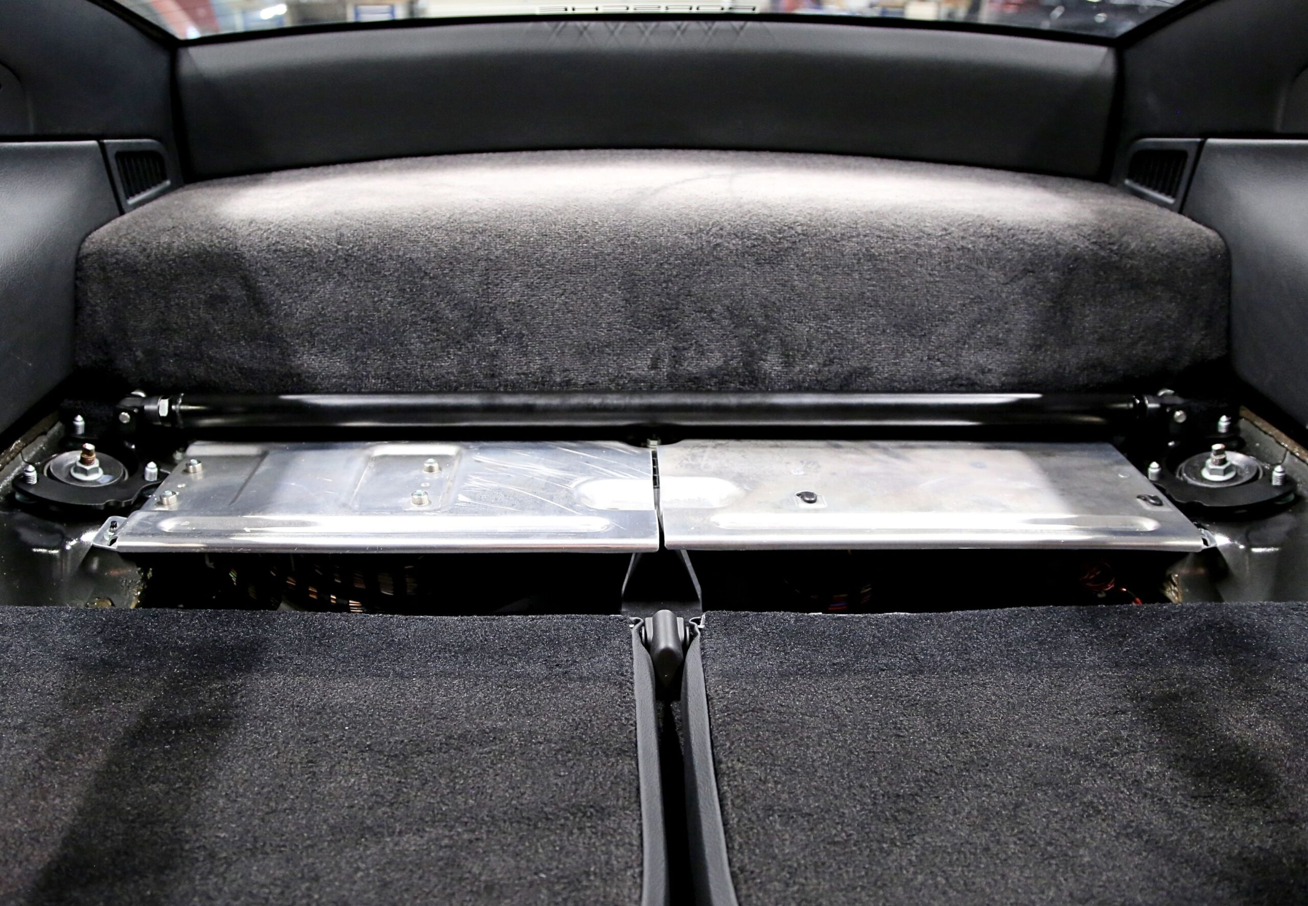 Carbonlook-Alu-Domstrebe hinten passend für Porsche 911 Typ 996 / Porsche Boxster 986