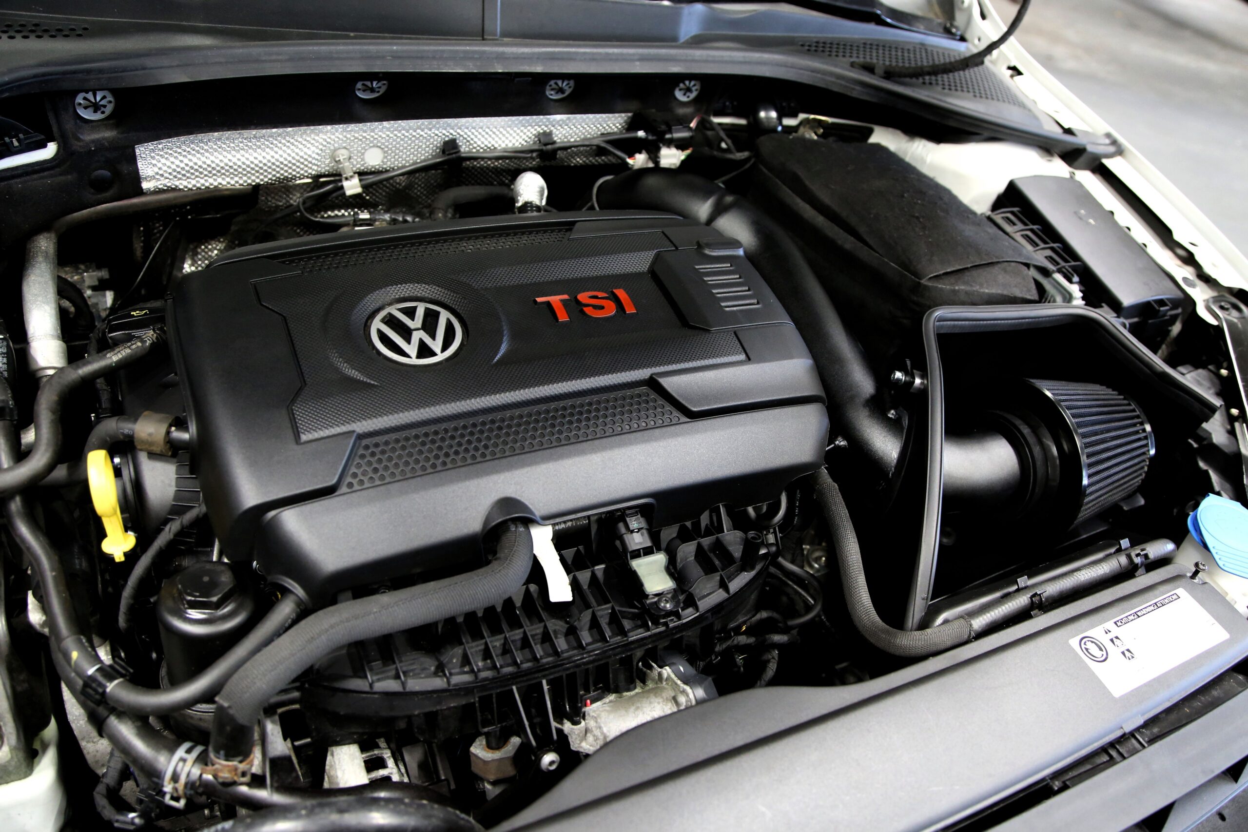 Ansaugrohr Kit schwarz / air intake kit / passend für Audi A3 (8V)/ Seat Leon (5F)/ Skoda Octavia (5E)/ VW Golf VII (AU) mit 1.8l TFSI / 2.0l TSI / TFSI Motoren / Modelle ab 2014