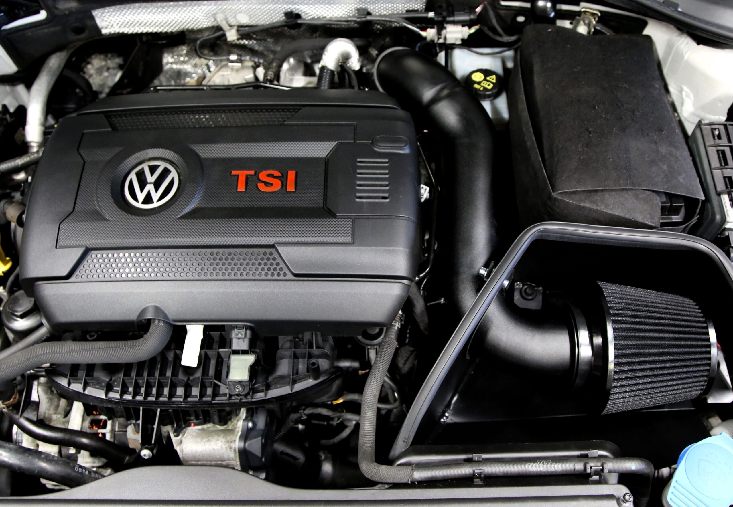 Ansaugrohr Kit schwarz / air intake kit / passend für Audi A3 (8V)/ Seat Leon (5F)/ Skoda Octavia (5E)/ VW Golf VII (AU) mit 1.8l TFSI / 2.0l TSI / TFSI Motoren / Modelle ab 2014