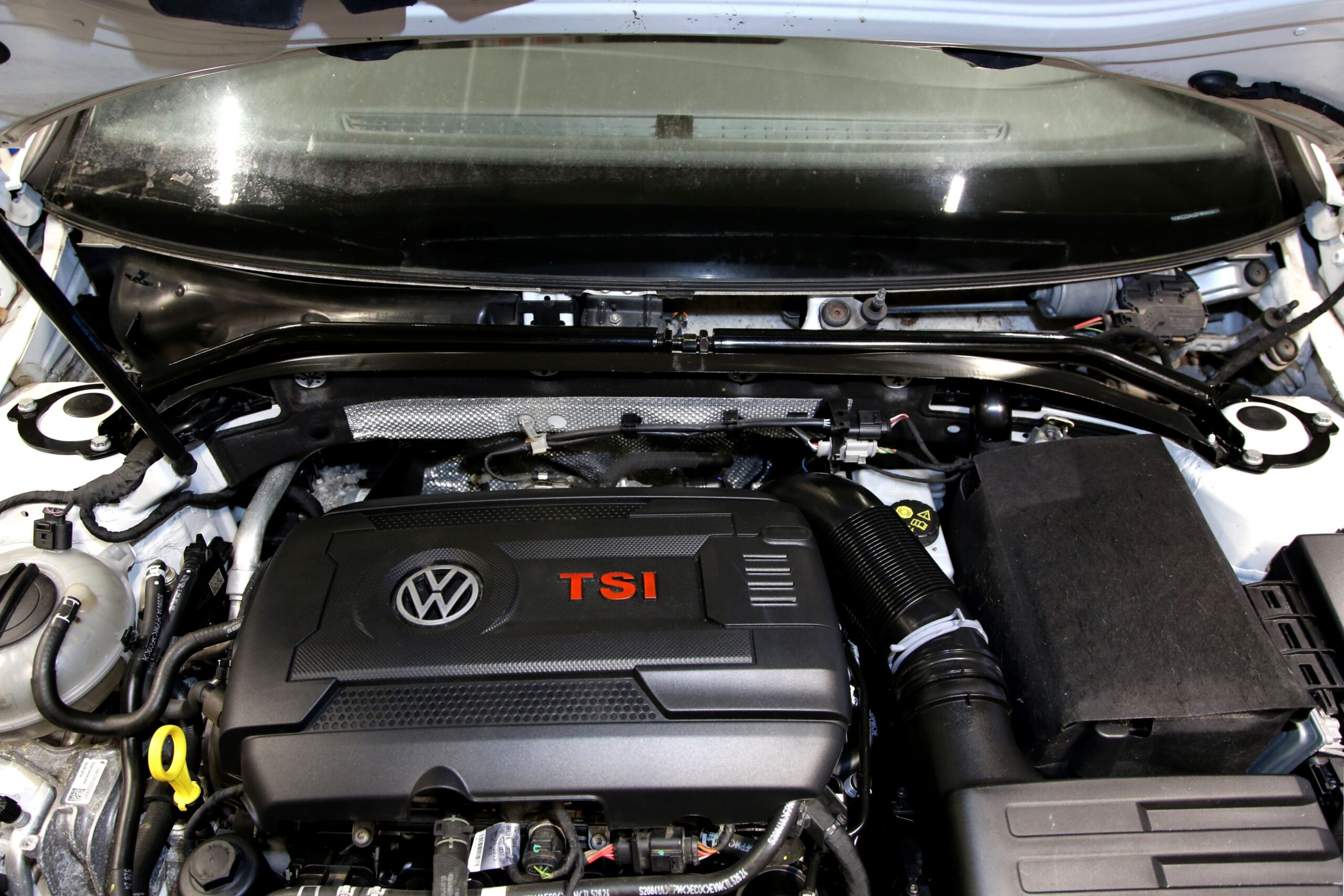 Stahl-Domstrebe, schwarz passend für Seat Leon 5F, VW Golf VII Typ AU, VW Golf VIII Typ CD